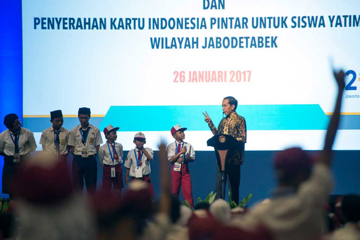 Presiden Bagikan 2.844 KIP untuk Siswa Yatim Piatu