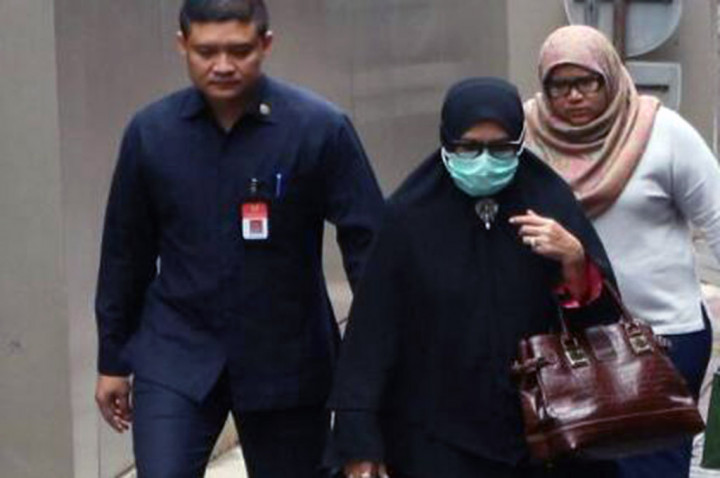 Istri Patrialis Jenguk Suaminya di Rutan