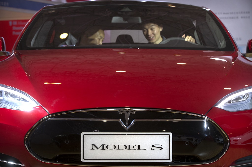Tesla tuntut mantan pegawainya. (AP Photo / Mark Schiefelbein)