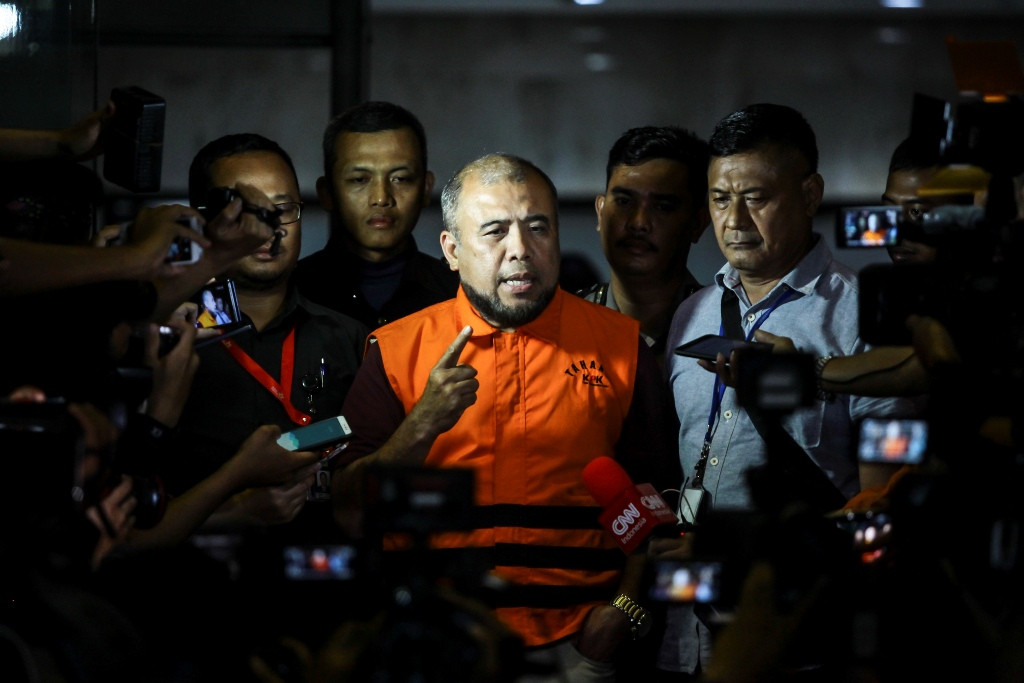 Hakim Mahkamah Konstitusi Patrialis Akbar memberikan keterangan kepada media usai menjalani pemeriksaan di gedung KPK, Jakarta, Jumat (27/1)/ANTARA FOTO/Muhammad Adimaja
