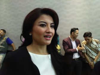 Cerita Tina Talisa yang Kewalahan Menenangkan Penonton Debat