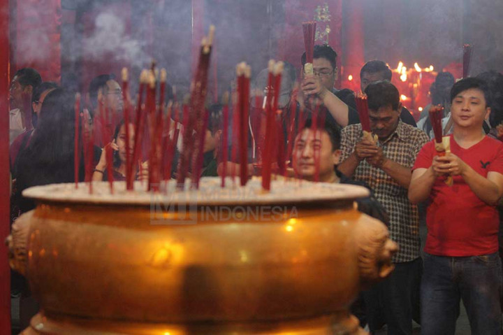 Warga Keturunan Tionghoa Padati Wihara Petak Sembilan