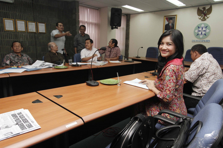 Komentar Tina Talisa Saat Dibandingkan dengan Ira Koesno