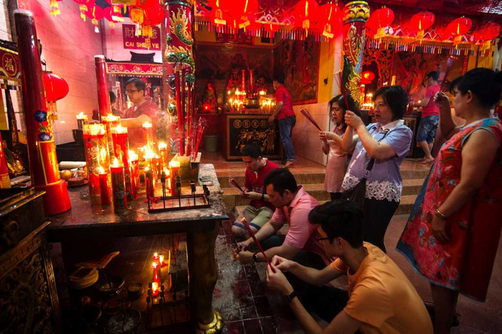 Perayaan Imlek di Berbagai Daerah Berlangsung Khidmat