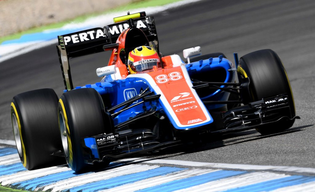 Rio Haryanto mengendarai mobil tim Manor pada musim lalu. (PATRIK STOLLARZ / AFP)