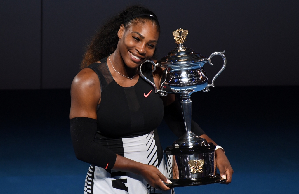 Serena Williams berpose dengan trofi Australian Open 2017. (PETER PARKS / AFP)