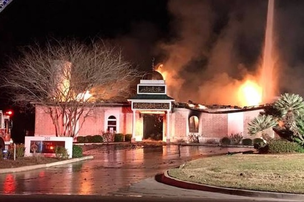 Masjid Victoria Islamic Center di Texas terbakar pada 28 Januari 2017. (Foto: Victoriaadvocate.com)