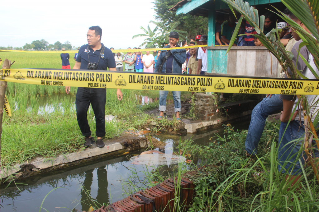Kepolisian Jabon, Sidoarjo melakukan olah tempat kejadian perkara begal tewas diamuk massa, Minggu (29/1/2017). (Metrotvnews.com/Syaikhul Hadi)