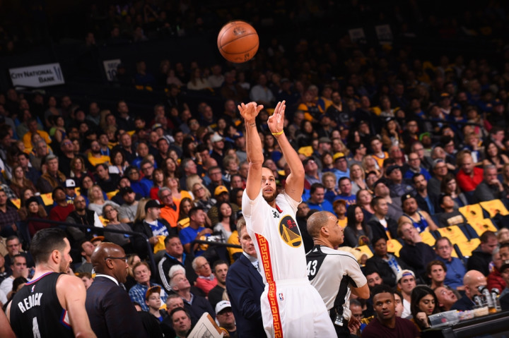 Stephen Curry 'Menggila', Warriors Libas Clippers