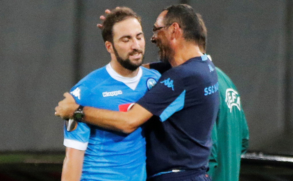 Maurizio Sarri dan Gonzalo Higuain saat masih di Napoli (Foto: CARLO HERMANN / AFP)