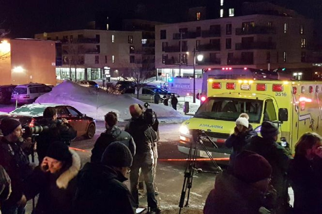 Ambulans tiba di lokasi penembakan di Quebec Islamic Cultural Center di Quebec, Kanada, 29 Januari 2017. (Foto: Reuters/Mathieu Belanger)