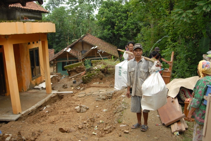 Terdengar Suara Keras Sebelum Rumah Ambles