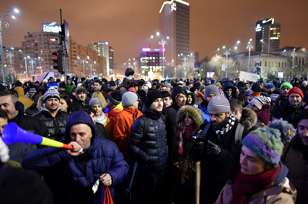 Ribuan orang berunjuk rasa menentang UU amnesti koruptor di Bucharest, Rumania, 29 Januari 2017. (Foto: AFP/DANIEL MIHAILESCU)