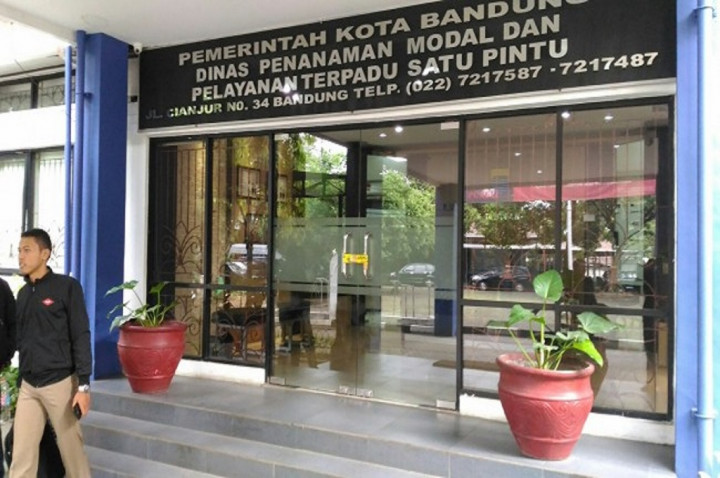 Polisi Bawa Dua Kardus dari Kantor Dinas Penanaman Modal Bandung
