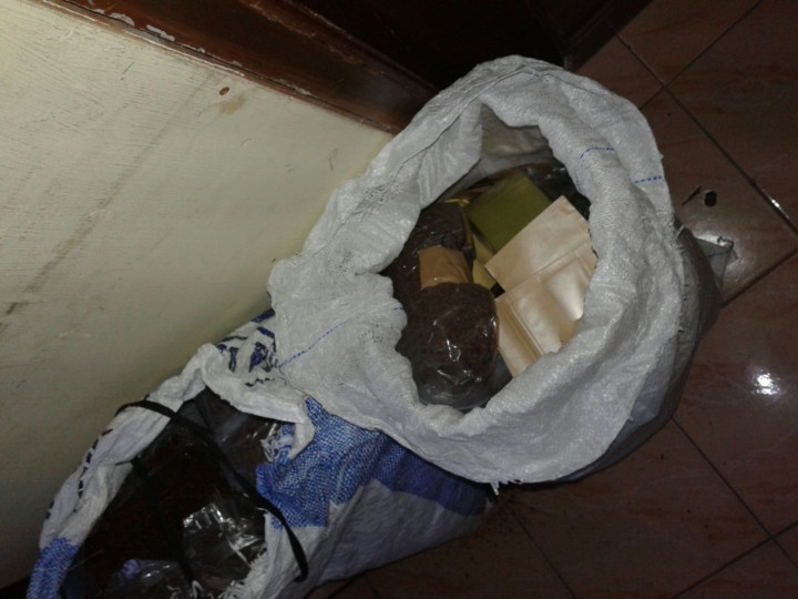 Warga Bogor Temukan 2 Karung Tembakau Sintetis