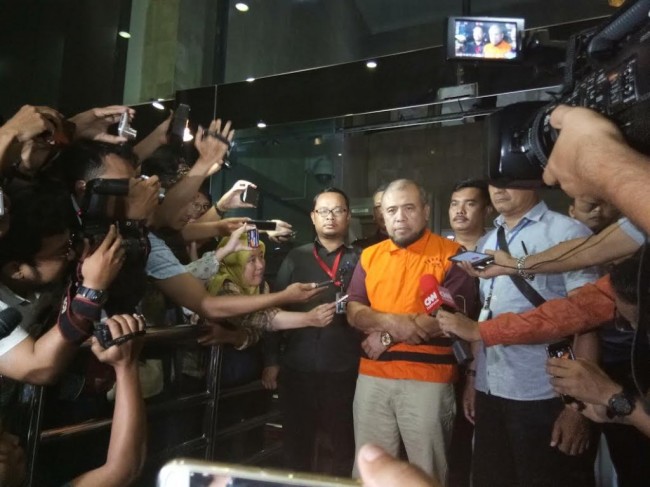 Patrialis Akbar menggunakan rompi oranye/MTVN/Achmad Zulfikar Fazli