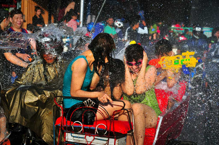 Perang Air Warnai Perayaan Imlek di Meranti