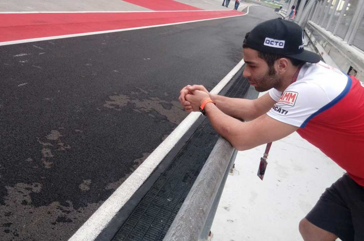 Tes Resmi MotoGP Hari Kedua, Pembalap Menunggu Trek Kering