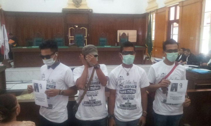 Aksi Tutup Mulut di Sidang Ramadhan Pohan