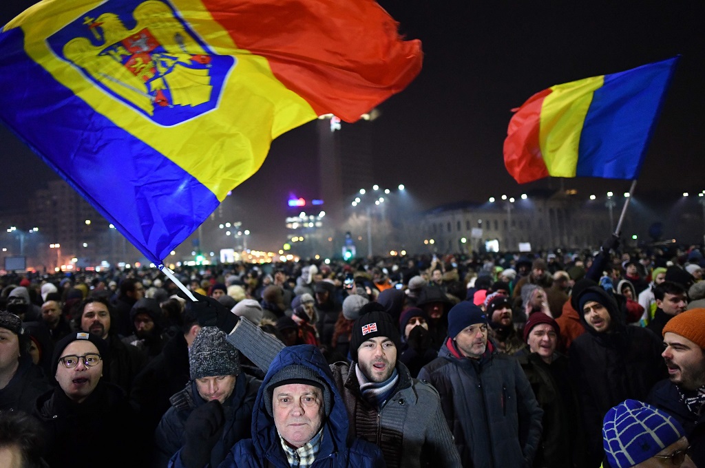 Pendemo berunjuk rasa menentang UU Amnesti Koruptor di Bucharest, Rumania, 31 Januari 2017. (Foto: AFP/DANIEL MIHAILESCU)