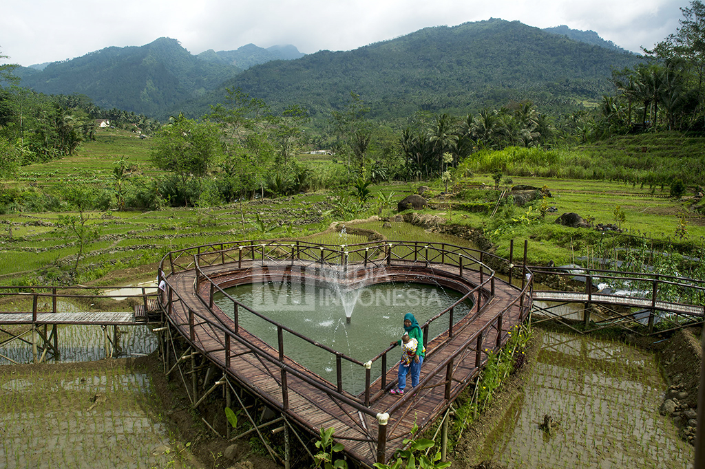Menikmati Sensasi Keindahan Alam dari Jembatan Cinta