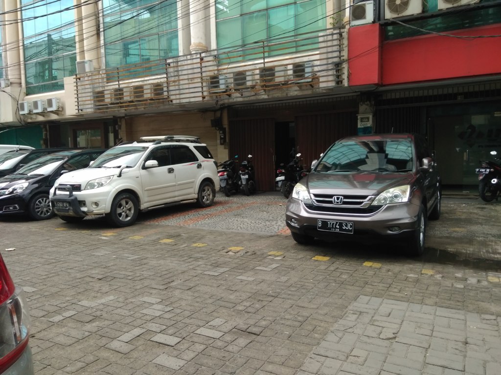 Ruko tempat Basuki Hariman, tersangka penyuap Hakim MK Patrialis Akbar, tampak sepi. Foto-foto: Metrotvnews.com/Surya