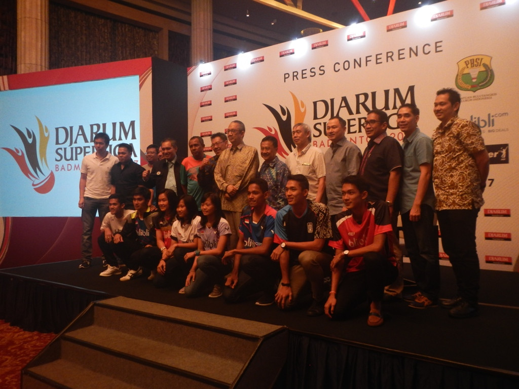Pengurus PBSI dan atlet bulu tangkis Indonesia berpose usai acara konferensi pers digelarnya Djarum Superliga 2017 (Foto: MTVN/Kautsar Halim)