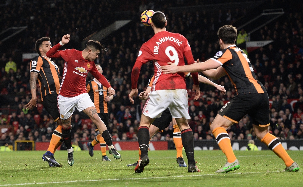 Zlatan Ibrahimovic saat berduel di udara dengan pemain Hull City (Foto: AFP/Oli Scarff)