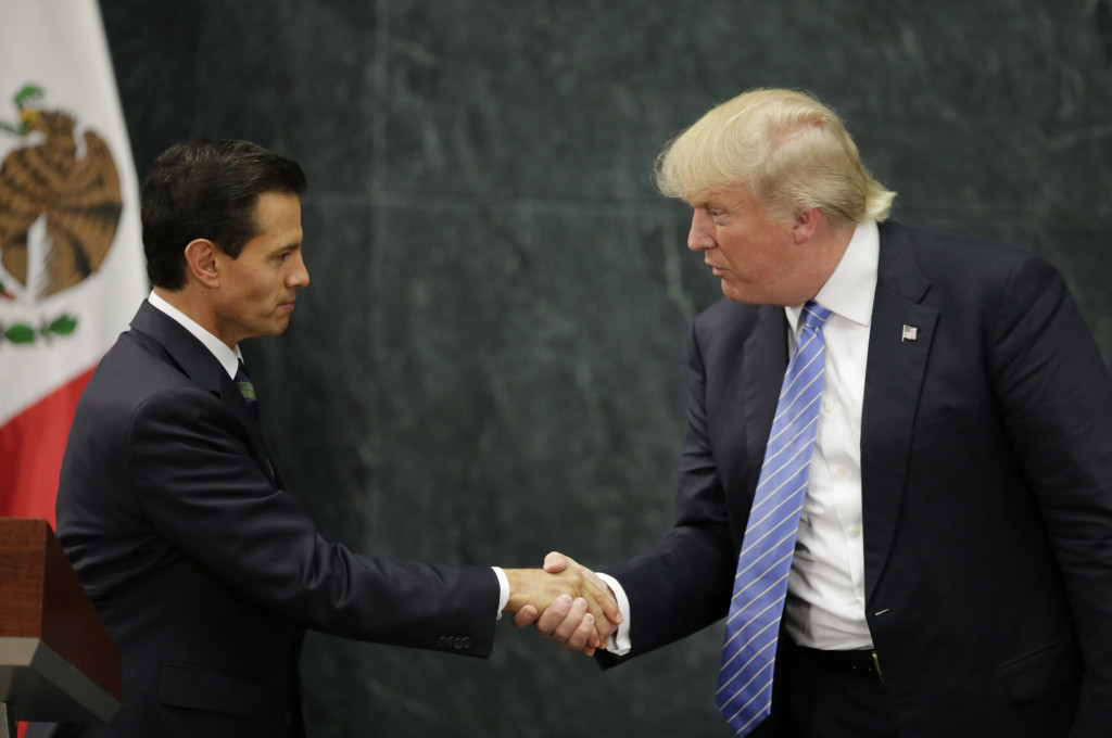 Presiden AS, Donald Trump bersalaman dengan Presiden Meksiko, Enrique Pena Nieto saat Trump berkunjung ke Meksiko, Agustus 2016 (Foto: Reuters)