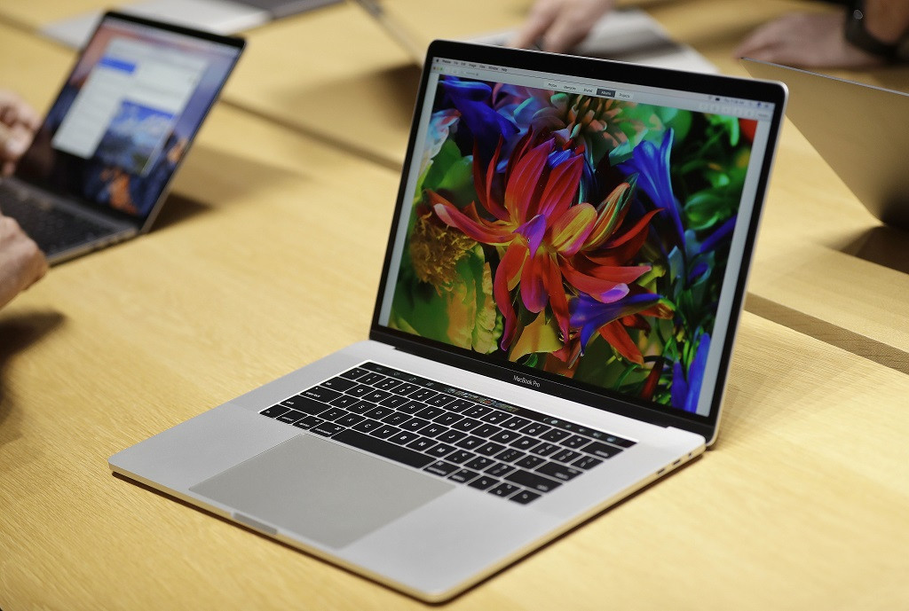Apple dikabarkan akan buat prosesor baru sendiri untuk MacBook. (AP Photo/Marcio Jose Sanchez, File)