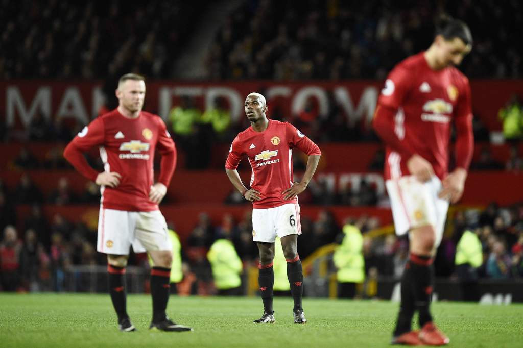 Paul Pogba tak bisa berbuat apa-apa dalam menggedor pertahanan rapat Hull City (Foto: AFP)