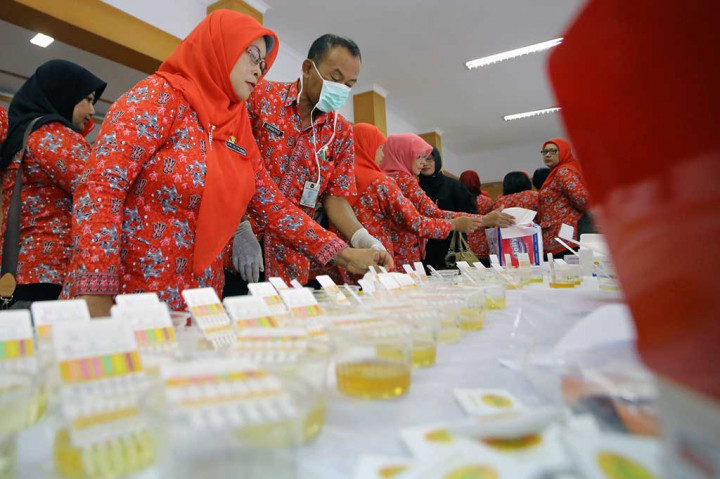 Guru dan Tenaga Pengajar di Blitar Jalani Tes Urine