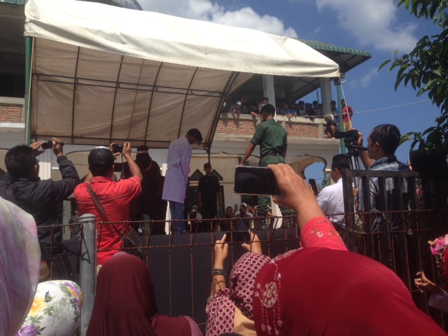 3 Orang Dicambuk karena Bermesraan di Muka Umum