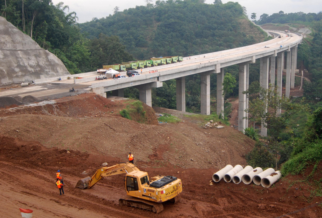 Sejumlah pekerja menggarap pembangunan Jembatan Tuntang di ruas Tol Bawen-Salatiga di Bawen, Kabupaten Semarang, Jawa Tengah, Kamis (26/1). (Ant/Aditya Pradana Putra)