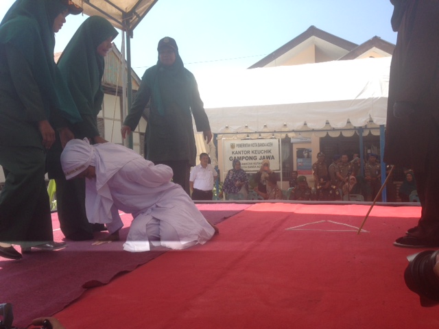 Lindawati mengerang kesakitan saat menjalani hukuman cambuk di halaman Masjid Muchsinin, Gampong Jawa, Banda Aceh, Kamis, 2 Februari 2017. (Metrotvnews.com/Nurul Fajri)