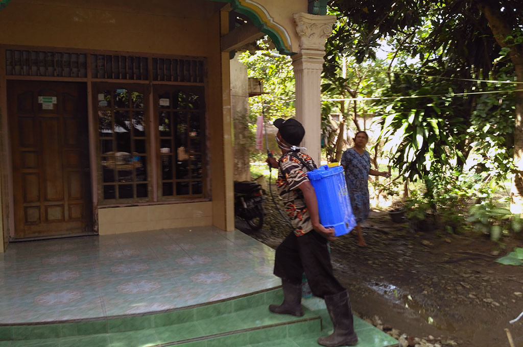 Petugas Dinas Pertanian dan Pangan Kabupaten Kendal mulai menyemprot ulat bulu di rumah warga -- MTVN/Iswahyudi