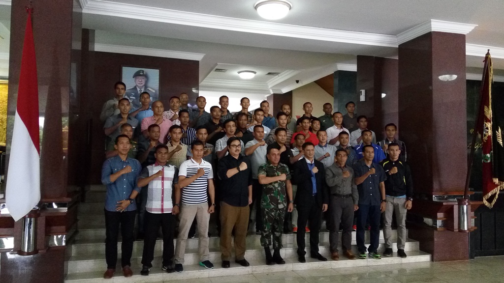 Ketum PSSI, Edy Rahmayadi berpose dengan wasit yang akan memimpin pertandingan Piala Presiden 2017 (Foto: MTVN/Kautsar Halim)