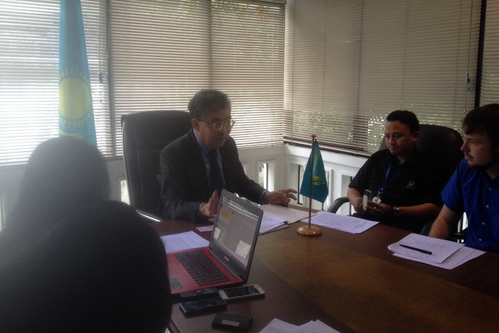 Duta Besar Kazakhstan untuk Indonesia Askhat Orazbay bersama wartawan (Foto: Fajar Nugraha/Metrotvnews.com).
