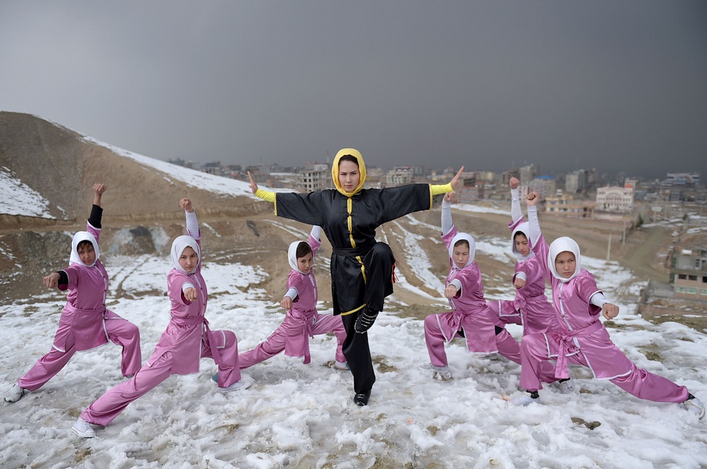Sima Azimi (tengah) beserta beberapa muridnya sedang berpose dalam latihan Wushu di Kabul, Afghanistan, 29 Januari 2017. (Foto: AFP/WAKIL KOHSAR)