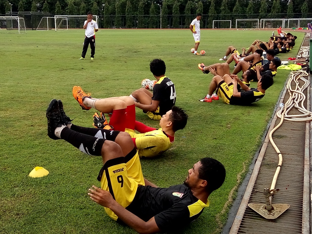 Para pemain Mitra Kukar latihan di Lapangan Sepakbola Universitas Negeri Yogyakarta, Kamis 2 Februari (MTVN - Ahmad Mustaqim)