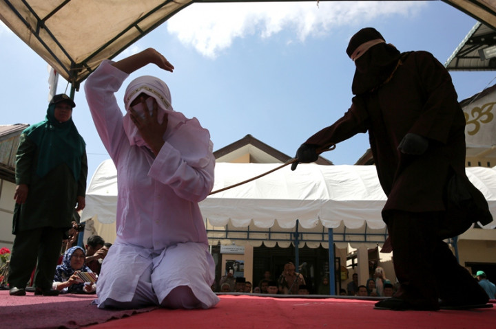 Tiga Pelanggar Syariat Islam di Aceh Dihukum Cambuk