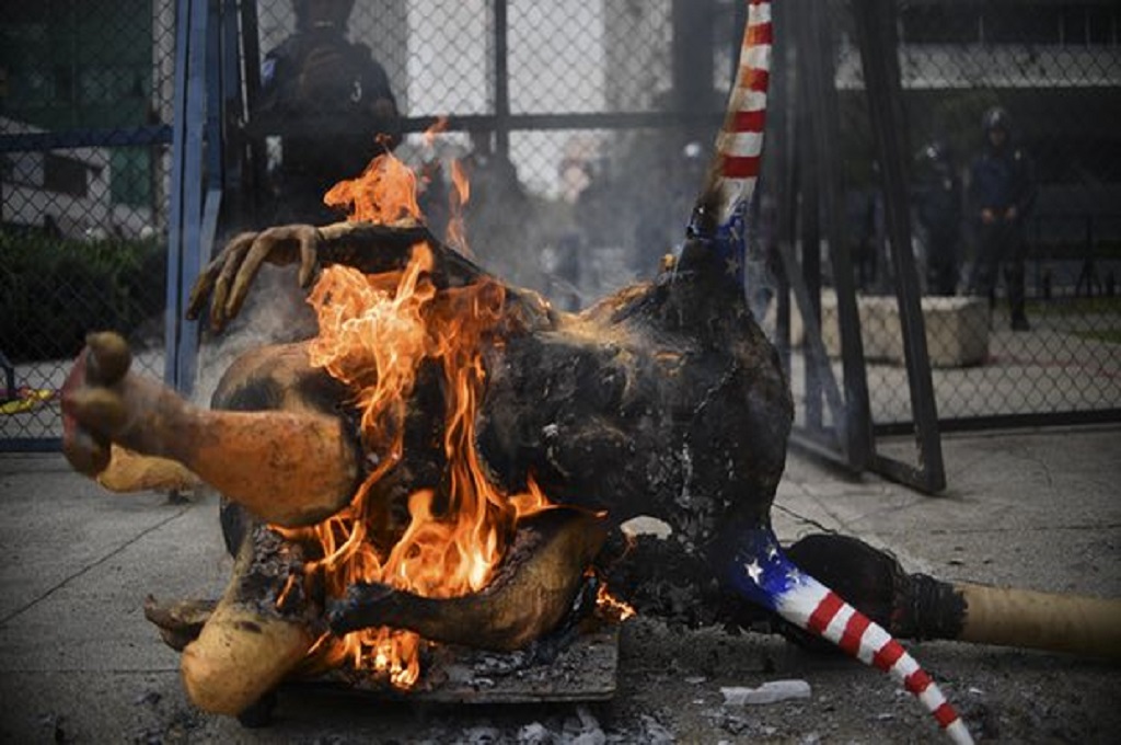 Alebrije, sosok tradisional Meksiko, yang dilengkapi wajah Donald Trump dibakar di depan Kedubes AS di Mexico City, Meksiko, 29 Januari 2017. (Foto: Yuri Cortez/AFP/Getty)
