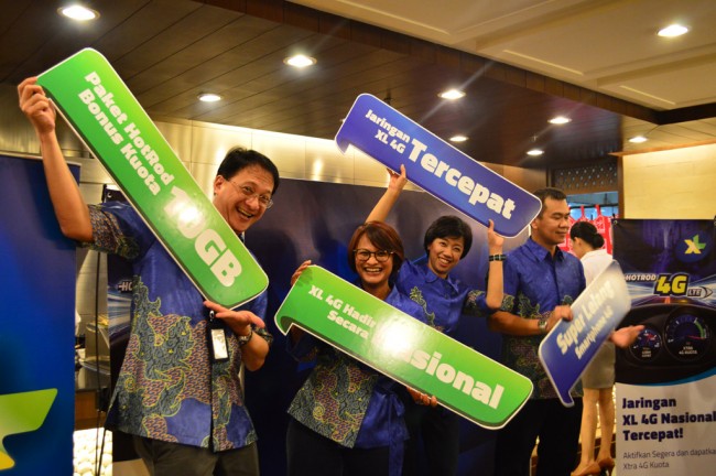 Presiden Direktur/CEO XL Axiata, Dian Siswarini (dua dari kiri) berharap pemerintah rampungkan aturan network sharing tahun 2017.