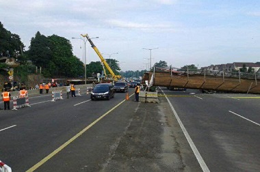 Lebih 8 Bulan Ambruk, Warga Pertanyakan JPO Baru di Ciputat