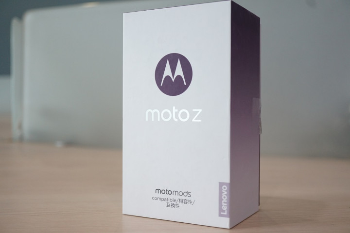 Mengintip Isi Kotak Moto Z
