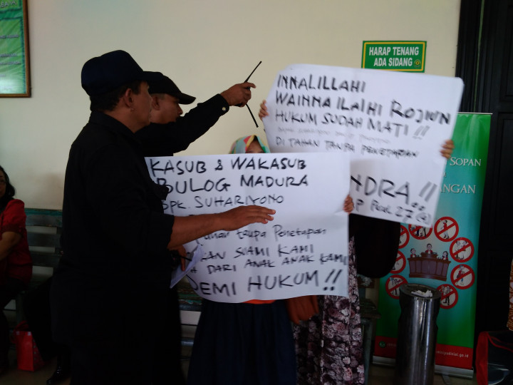 Saat Sidang Dahlan Berlangsung, Dua Wanita Tuntut Suami Dibebaskan