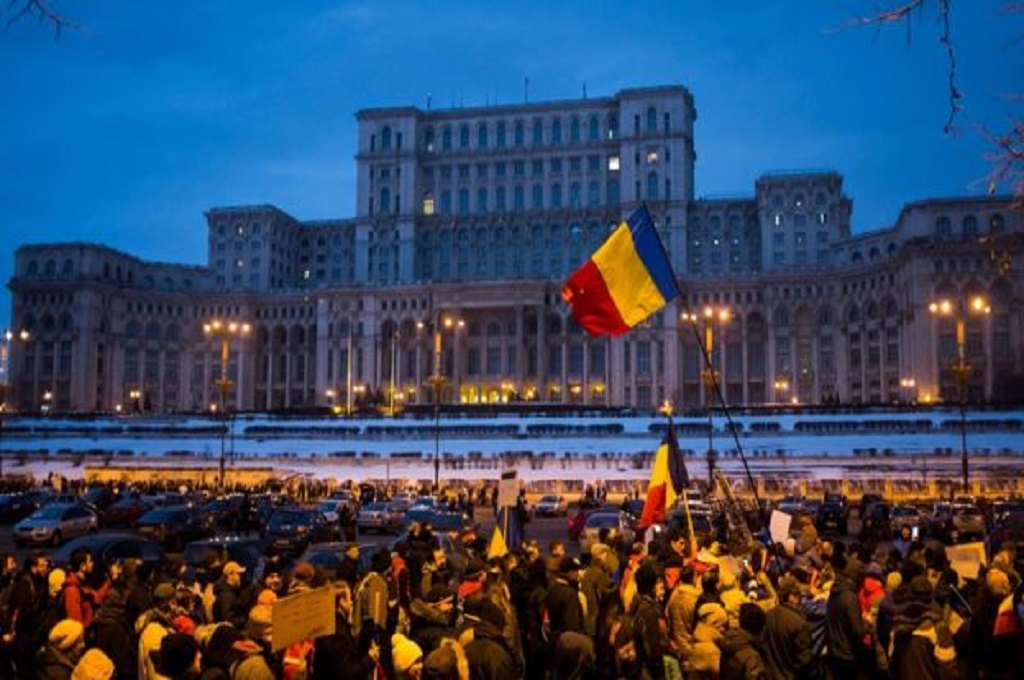 Aksi unjuk rasa di depan gedung parlemen di Bucharest, Rumania, 4 Februari 2017. (Foto: AFP)