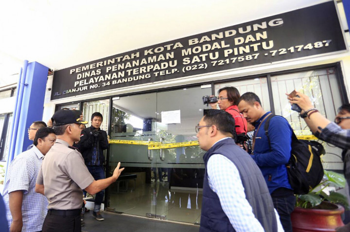 Segel di Kantor Dinas Penanaman Modal Kota Bandung Dibuka
