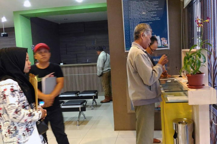 Warga `Menyerbu` Kantor Dinas Penanaman Modal Kota Bandung