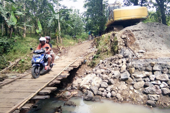 Jembatan Kali Ngebruk Mulai Diperbaiki